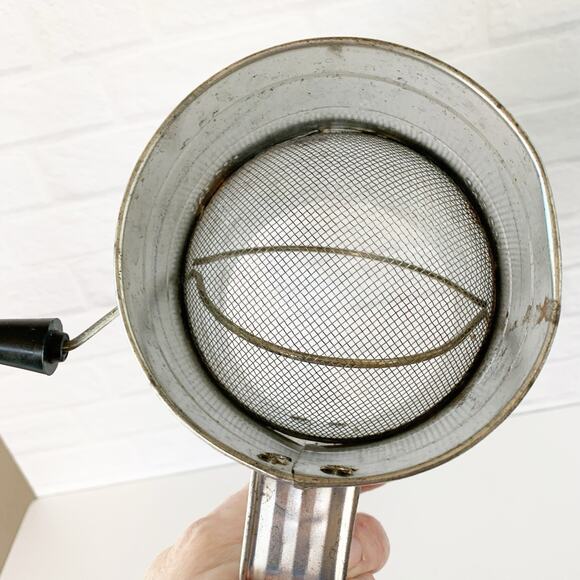 Vintage Bromwell's 3 Cup Flour Sifter Red Apple Design White Wood Knob Grandma - Picture 5 of 7